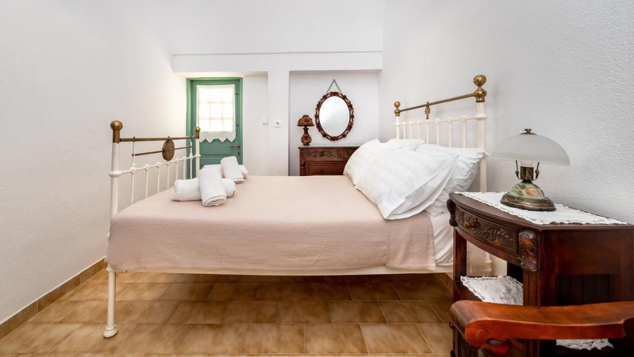 Authentic Santorinian Home Experience Fira  Exteriör bild